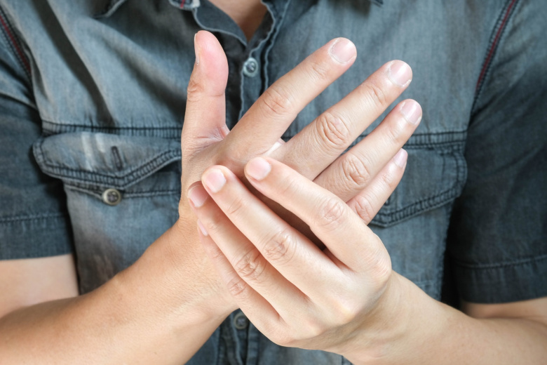 Невролог назвала явные симптомы грыжи межпозвонкового диска