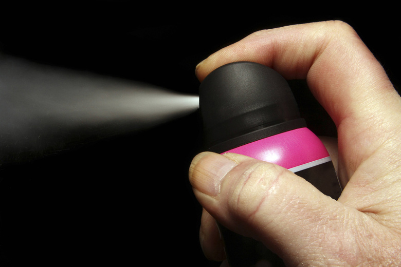 Онколог развеял миф об опасности дезодорантов