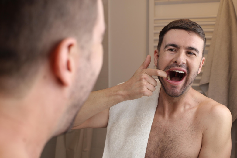 Стоматолог предостерег россиян от самостоятельной установки пломб