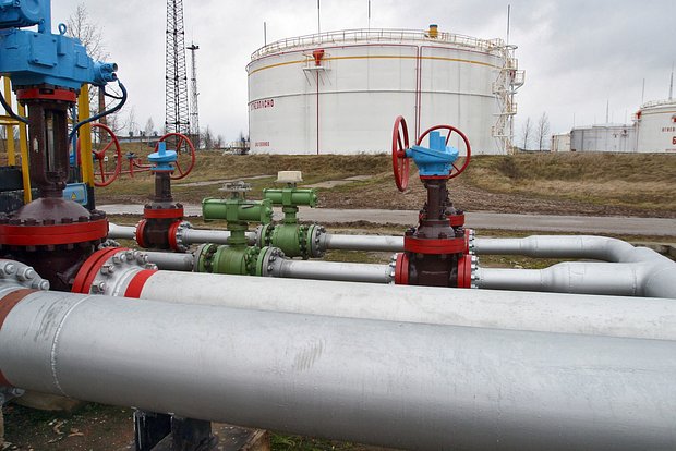 Беспилотники ВСУ ударили по нефтебазе на юге Луганска