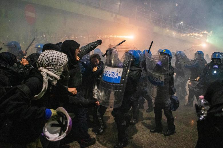 Противники Олимпиады забросали полицию камнями в Милане